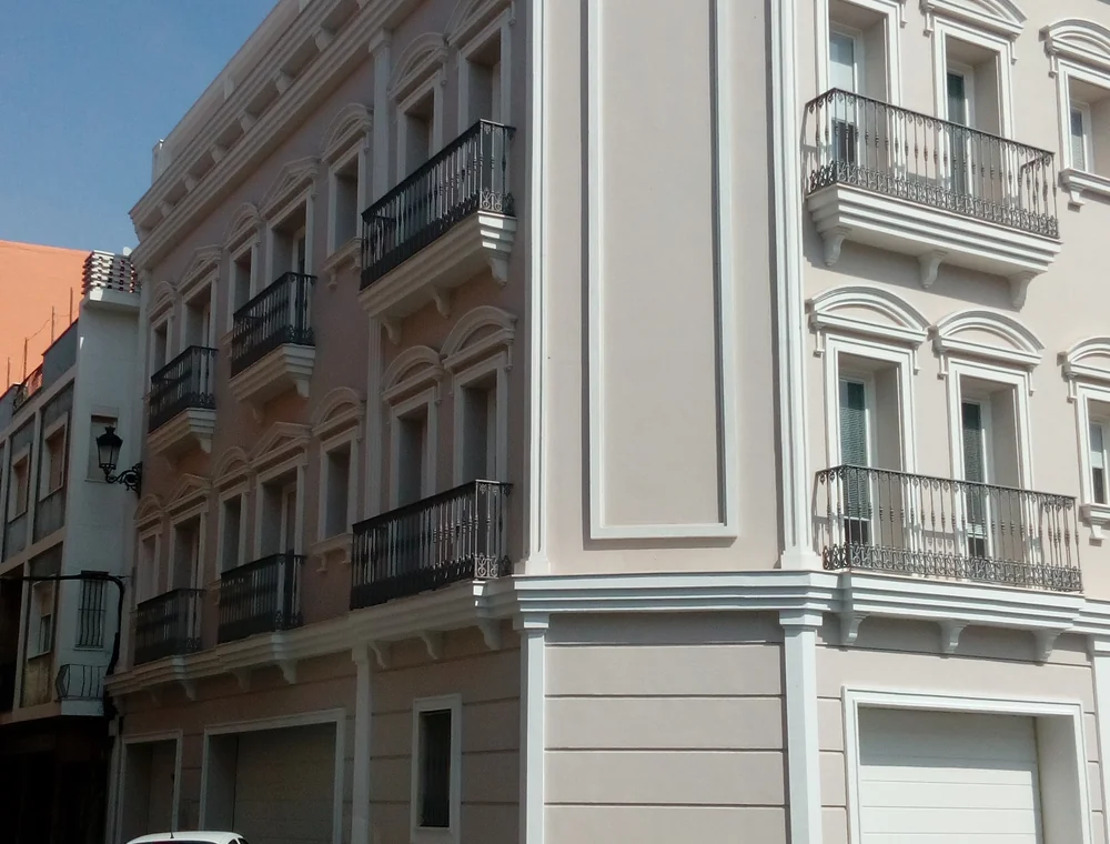 Fachada rehabilitada del edificio Isabel la Católica